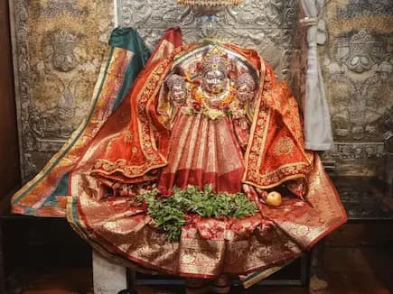 Lakshmi Puja at Shri Adi Mahalakshmi (Mahalakshmi Gauri) Mandir, Varanasi, Uttar Pradesh